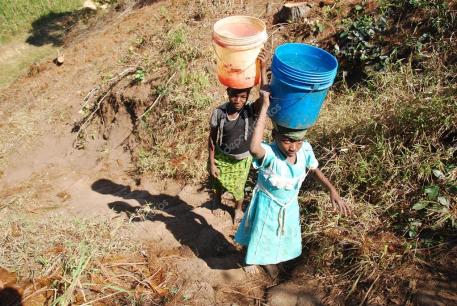 Acarrear agua en Africa